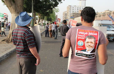 متطوعون بسلسلة "مرسي" ينظمون المرور على الكورنيش