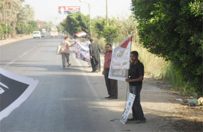 السوهاجية بالآلاف في سلسلة دعم مرسي