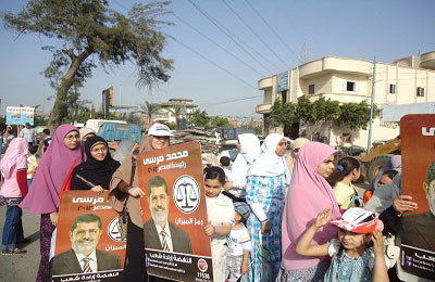 الآلاف يخرجون بالدقهلية للمشاركة في سلسلة دعم مرسي