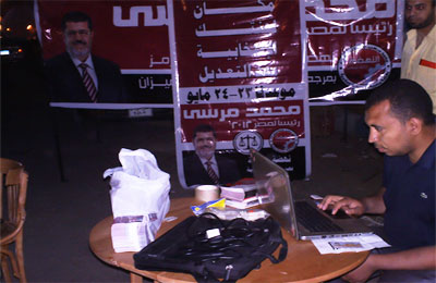 حملة "مرسي رئيسًا" تقدم خدمة "اعرف لجنتك" بالسويس