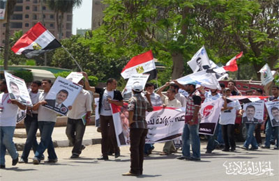 طلاب الزقازيق في سلسلة بشرية لدعم د. مرسي