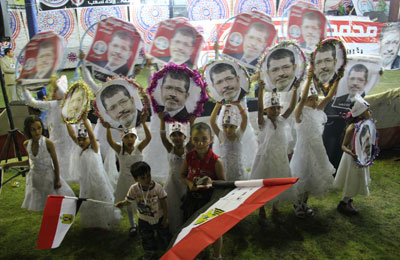 شعب سوهاج يستقبل مرسي بالورود