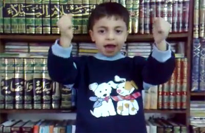 رسالة من طفل للشعب المصري: "كلنا إيد بإيد هننتخب المرسي أكيد"