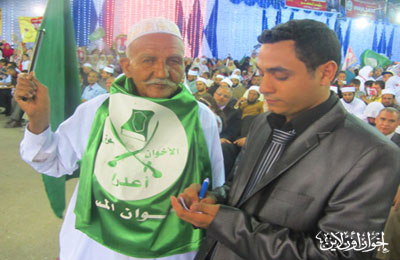 مسنّ بمؤتمر أسيوط: مرسي قادر على تطبيق الشريعة