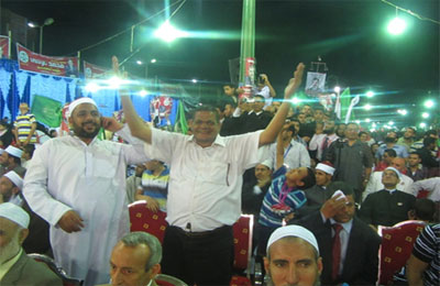 مواطن يخترق الصفوف يهتف تأييدًا لمرسي بأسيوط