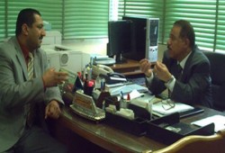 نائب الفيوم يناقش أزمة مستشفى إطسا مع المسئولين