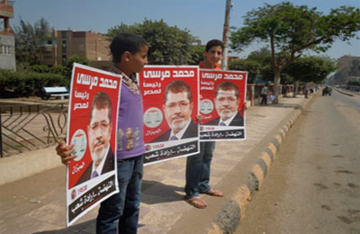 سلاسل بشرية ومسيرات السيارات لدعم مرسي بالمنوفية