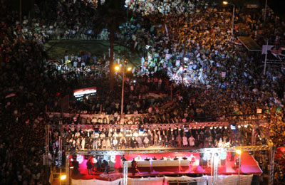 الآلاف تهتف أمام جامعة القاهرة: "الشعب يريد مرسي الرئيس"