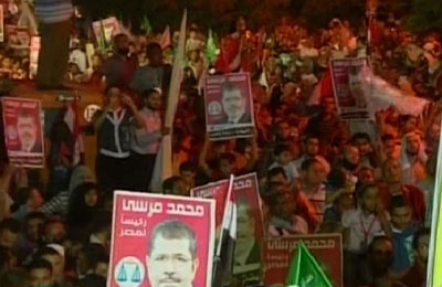 عشرات الآلاف يستقبلون د. مرسي بهتاف: "الصحافة فين.. الرئيس هو"