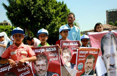 أطفال مدينة نصر يشكلون سلسلة بشرية لدعم مرسي