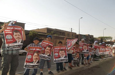 سلاسل بشرية بشبرا وغمرة لدعم د. مرسي