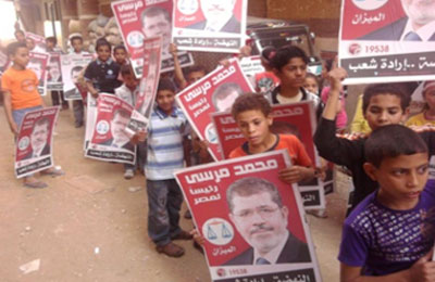 طلاب الإخوان يؤيدون مرسي بسوهاج