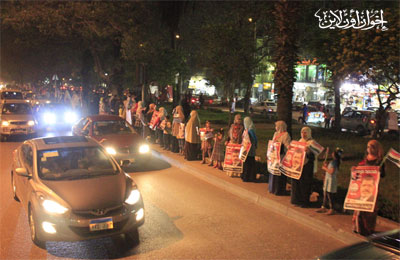 سلسلة بشرية بجسر السويس لدعم د. مرسي