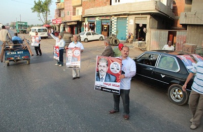 سلاسل بشرية لدعم مرسي على طريق أسيوط الزراعي