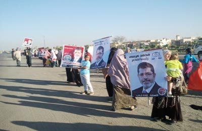 سلسلة بشرية بطريق النوبارية الصحراوي لدعم د. مرسي‎