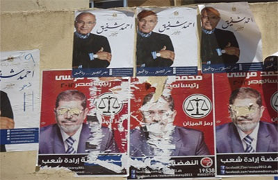 أنصار شفيق يطمسون دعاية د. مرسي بالدقهلية