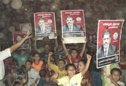 مسيرة لأطفال الفيوم تهتف لدعم د. مرسي