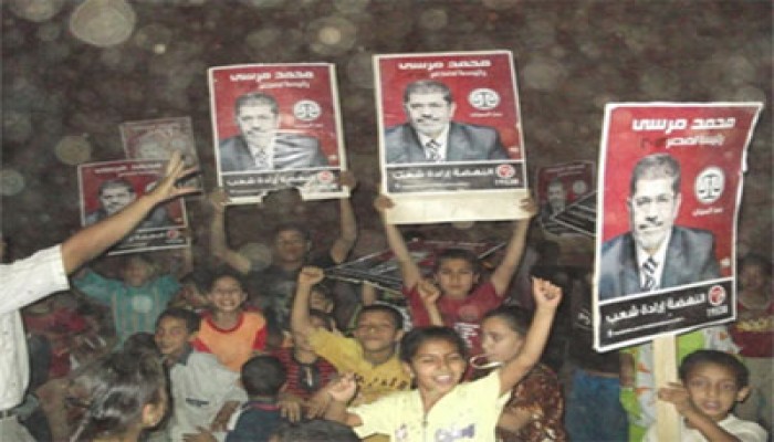 مسيرة لأطفال الفيوم تهتف لدعم د. مرسي