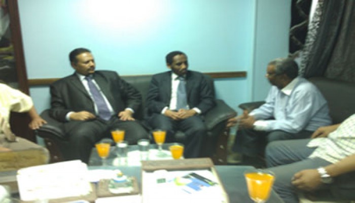 القنصل السوداني بأسوان يزور "الحرية والعدالة"