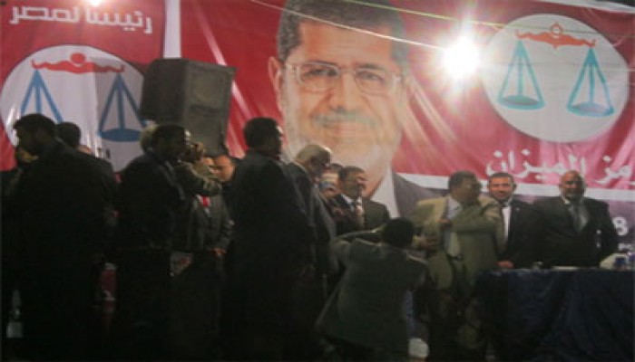 د. مرسي يشهد على عقد زواج عروسين بالمنيا