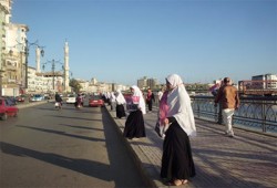 دمياط.. سلاسل بشرية بطول 12 كيلومترًا لاستقبال د. مرسي