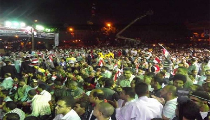 حشود جماهير الإسكندرية تردد قسم حماية الثورة وراء مرسي