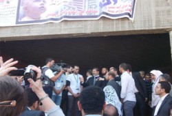 د. مرسي يتبرع براتب شهر لمعهد أورام الزقازيق