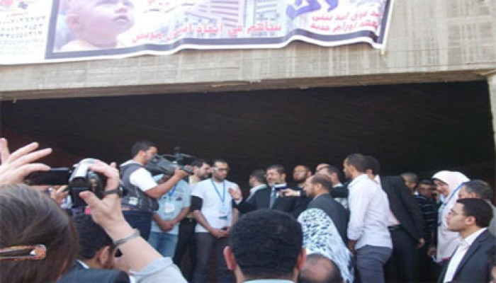 د. مرسي يتبرع براتب شهر لمعهد أورام الزقازيق