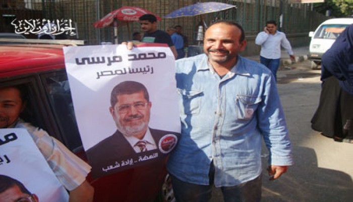 بالصور.. أهالي الزقازيق يعلنون دعمهم لمرسي رئيسًا