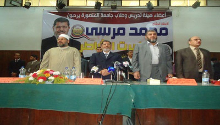 استقبال حافل لمرسي والشاطر في جامعة المنصورة