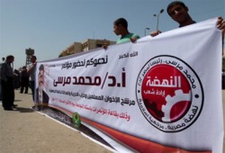 سلاسل بشرية لطلاب الزقازيق دعمًا لمرسي