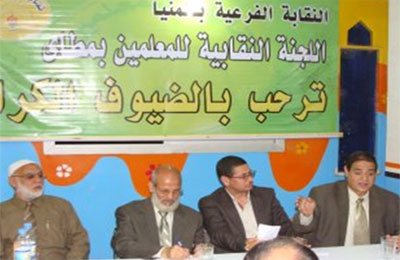 عارف يستمع إلى مشكلات معلمي مطاي بالمنيا