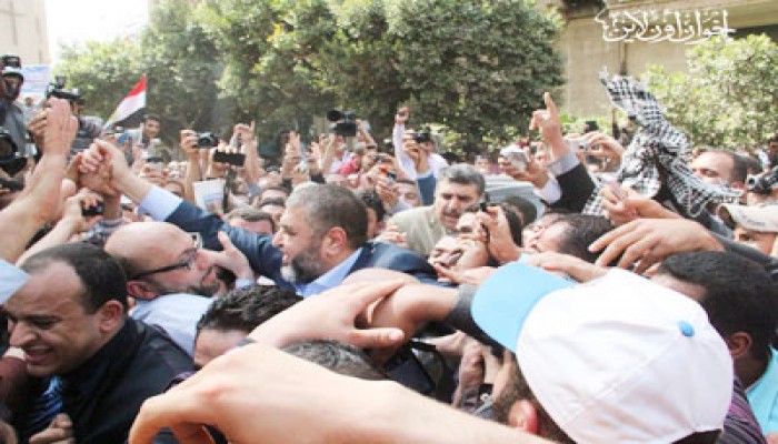 15 ألفًا من شباب الإخوان يعلنون تأييد الشاطر أمام "العليا للانتخابات"