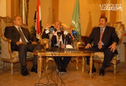 الأشعل يعلن تنازله للشاطر في مؤتمر صحفي