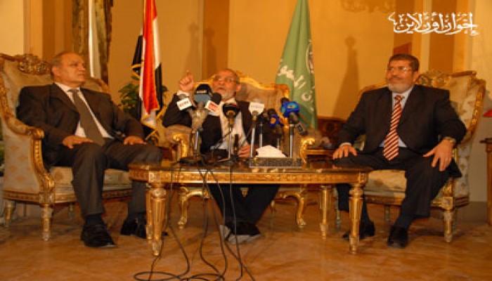 الأشعل يعلن تنازله للشاطر في مؤتمر صحفي