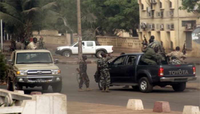 انقلاب عسكري بمالي يحل مؤسسات الدولة ويعطِّل الدستور