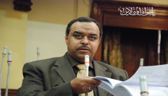 النائب عباس عبد العزيز يتدخل لحل أزمة بـ"البترول"