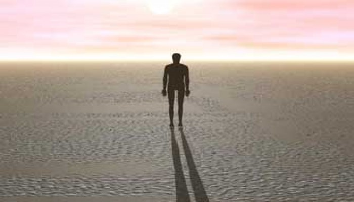 الوحدة تحاصرني في الغربة.. وأريد الزواج!