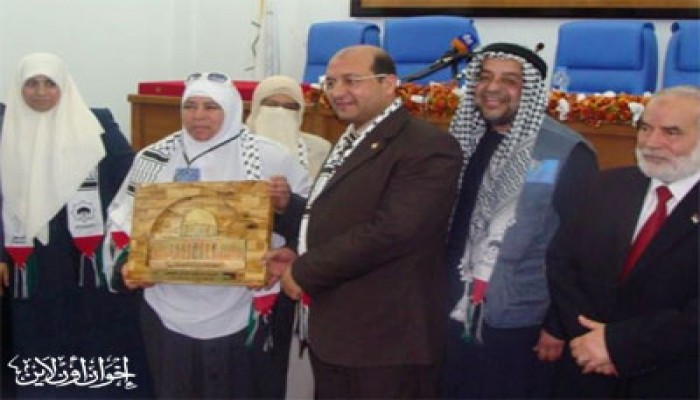 بحر يهدي درع القدس للمرسي وزغلول