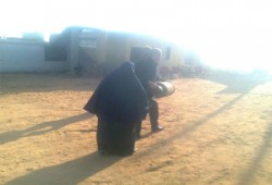 بشندي.. نائب الحرية والعدالة يحمل "الأنابيب" للمواطنين