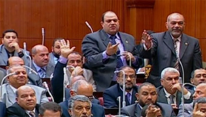 نواب الشورى يحتجون على رد "فايزة أبو النجا"