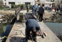 تجديد كوبري مجمع مدارس كفر الدوار بعد تدخل "الحرية والعدالة"