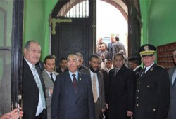 وفد بالبرلمان يتفقد سجون طره للتأكد من توزيع رموز النظام البائد