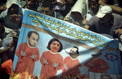 مظاهرة أمام مجلس الشعب لحلِّ المجلس القومي للمرأة