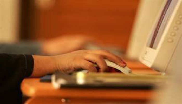 "أنونيموس" يهدد بحرمان العالم من الإنترنت