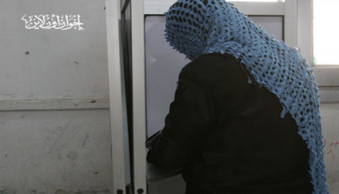 تأخر القضاة والمندوبين يعطِّل التصويت ببني سويف