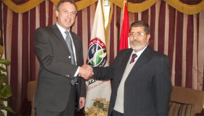 د. مرسي يستقبل سكرتير وزارة الخارجية البريطانية وسفيرها بالقاهرة