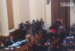 نائب مريض يحضر الجلسة على سرير طبي