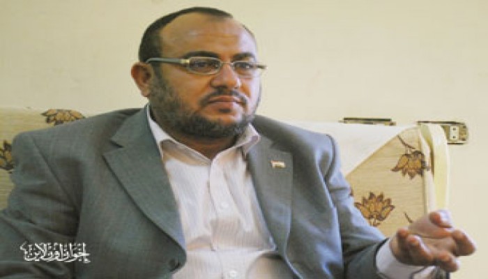 رمضان عمر يتدخل لحلِّ أزمة إضراب العاملين بشركة الإسمنت