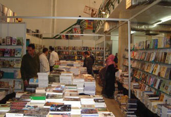 إقبال مكثف على معرض الكتاب بعد توقفه